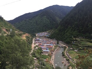 山谷中的村落与蜿蜒溪流