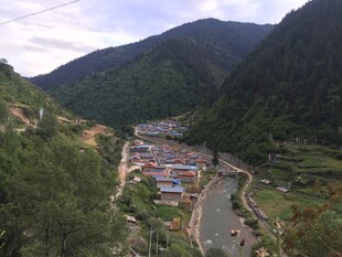 山谷中的村落风光