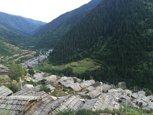 山谷中的村落风光