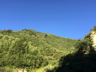 青山蓝天间的自然美景