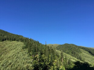 青山蓝天间的自然美景