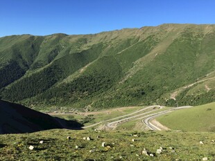 山间蜿蜒公路美景