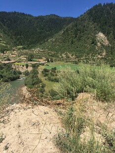 山间河谷自然风光