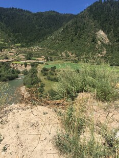 山间河畔自然风光