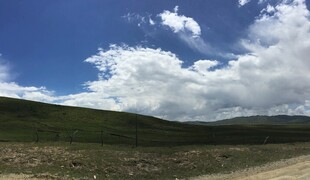 蓝天白云下的山间土路