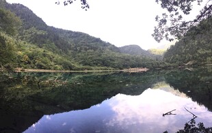 山间宁静湖泊秀丽风光