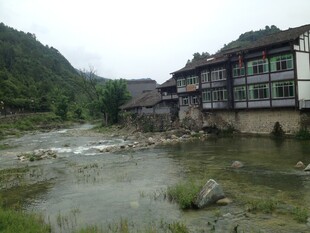 山间河畔的古朴民居