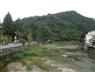 山间溪流旁的宁静村落