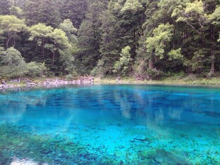 梦幻蓝湖 山林环绕之景