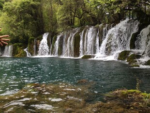 山间秀丽瀑布与清澈潭水