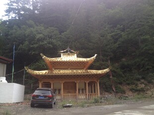 山林中的中式古建庙宇