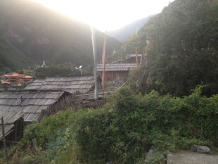 山间村落晨光景色