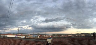 旷野上的多云天空