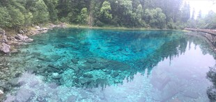 清澈蓝湖 自然绝美风光