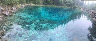 清澈碧蓝的山间幽潭