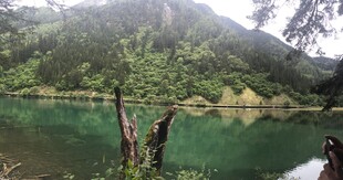 翠绿山水间的静谧湖泊