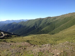 山间美景 开阔绿野蓝天