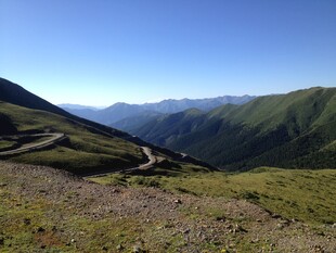 山间蜿蜒公路 壮美风光