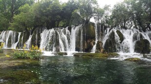 秀丽壮观的自然瀑布景观