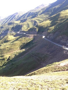 山间蜿蜒公路美景