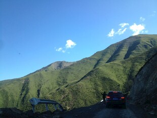 山间公路上的行驶车辆