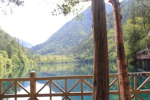 湖畔木栏处的山水美景