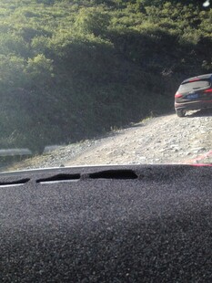 车内视角看前方行驶汽车