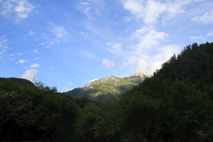 山间蓝天绿树美景