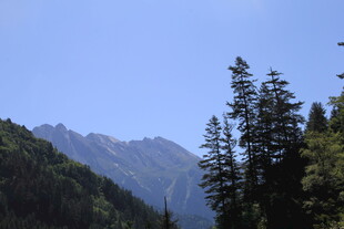 山林间的巍峨山脉景色