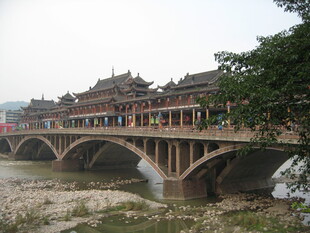 古桥与中式建筑相映成趣