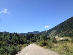 山间蜿蜒的宁静土路