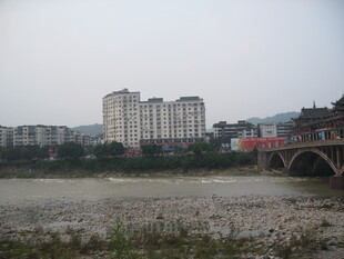 河畔城市景观与桥梁