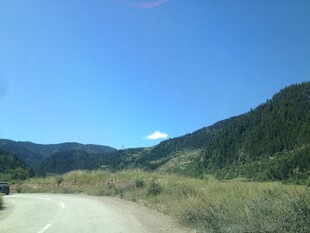 山间蜿蜒公路美景