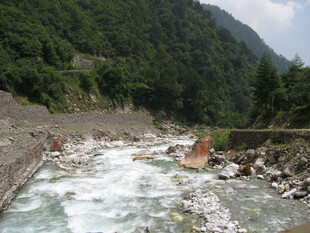 山间湍急河流景观