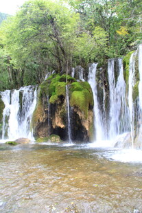 山间瀑布流水自然美景