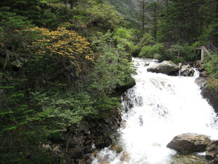 山间溪流瀑布自然美景