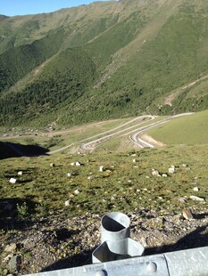 山间风景与户外设施