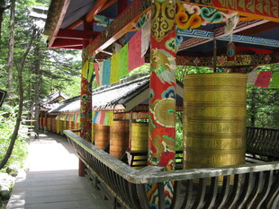 藏区转经筒 色彩斑斓景象