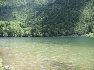 青山环抱的澄澈湖水