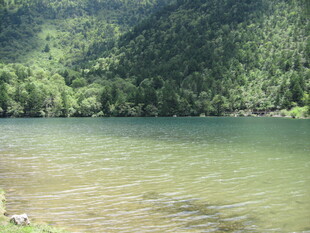 青山环绕的清幽湖水