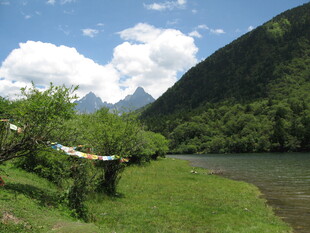 山间河畔的秀丽自然风光