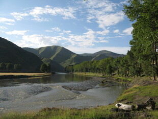 山间河流风景图
