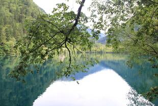 青山碧水间的静谧湖景
