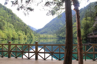 山间湖畔木质观景平台