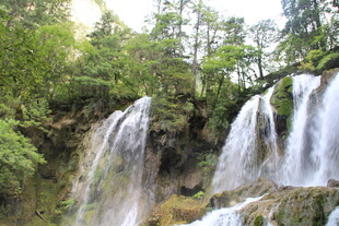 山间秀丽瀑布景观