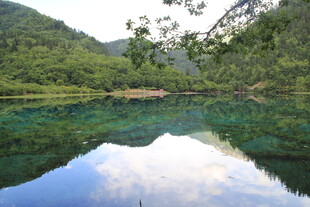 青山绿水间的澄澈湖泊