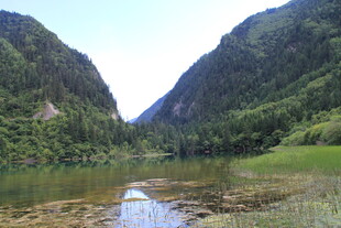 山间静谧湖泊美景