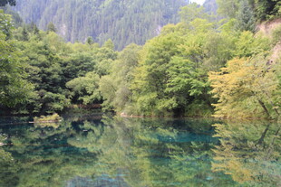 青山绿水间的静谧湖泊
