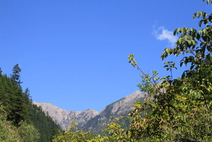 山间美景 蓝天绿树与远山