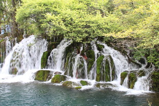 山间秀丽瀑布景观